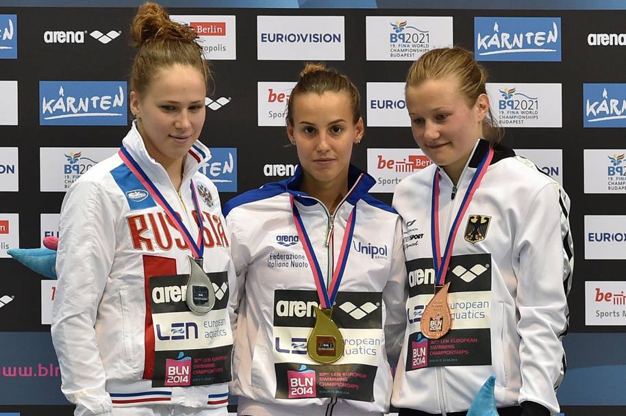 Il podio: da sinistra Kristina Ilinykh, medaglia d’argento; Tania Cagnotto, medaglia d’oro; Tina Punzel, medaglia di bronzo (LaPresse)